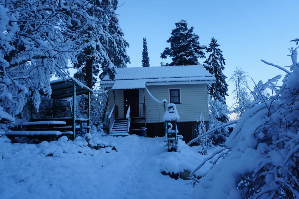 Домик на горке с баней