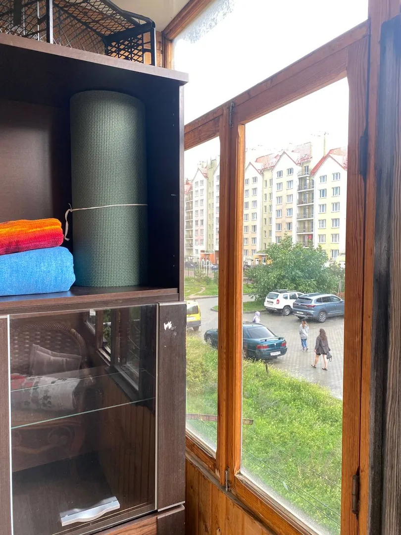 Балкон: шкаф для хранения, пледы для прогулок на море, коврик для йоги