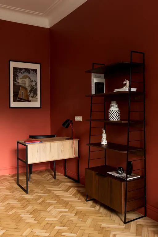 Яркая сталинка с балконом и видом на бульвар