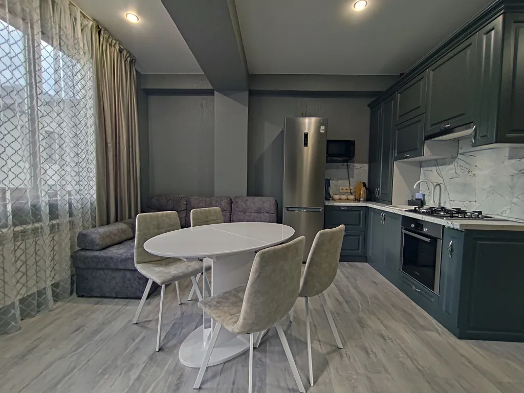 Большой апартамент в центре с панорамным видом на горы и балконом