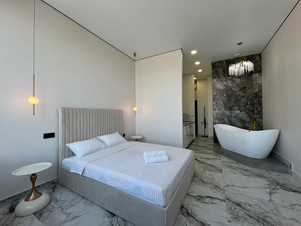 Шикарная студия с панорамой и красивой ванной