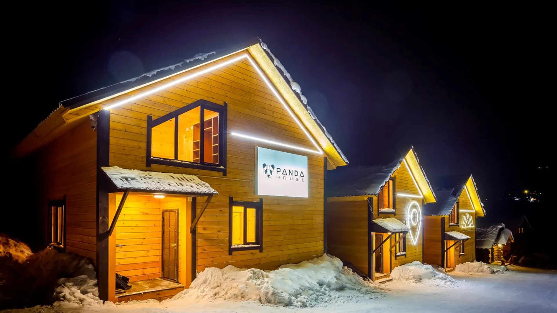 На территории базы отдыха три дома, баня, парковка для автомобилей, мангальная зона