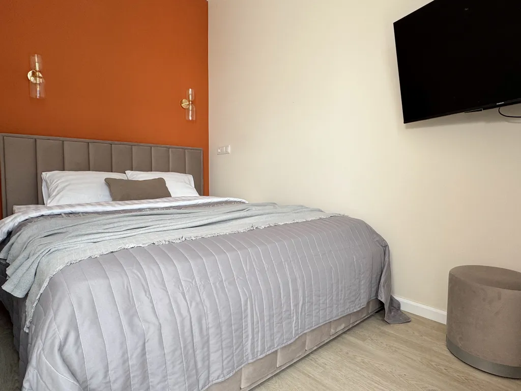 Яркая студия с видом на море