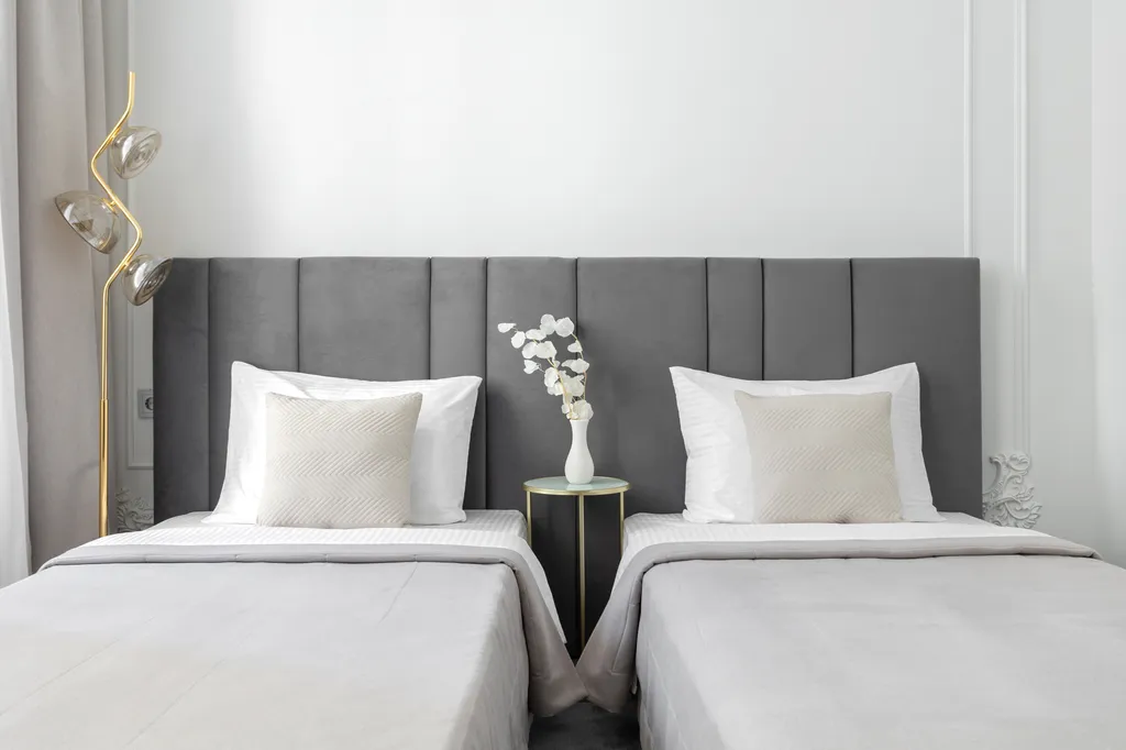 Проcтоpныe 4-к апартaменты c прекpaсным видом нa Hевcкий пpocпект