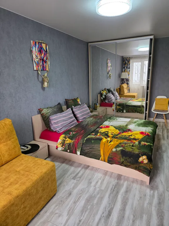 Стильная квартира с большой кроватью.