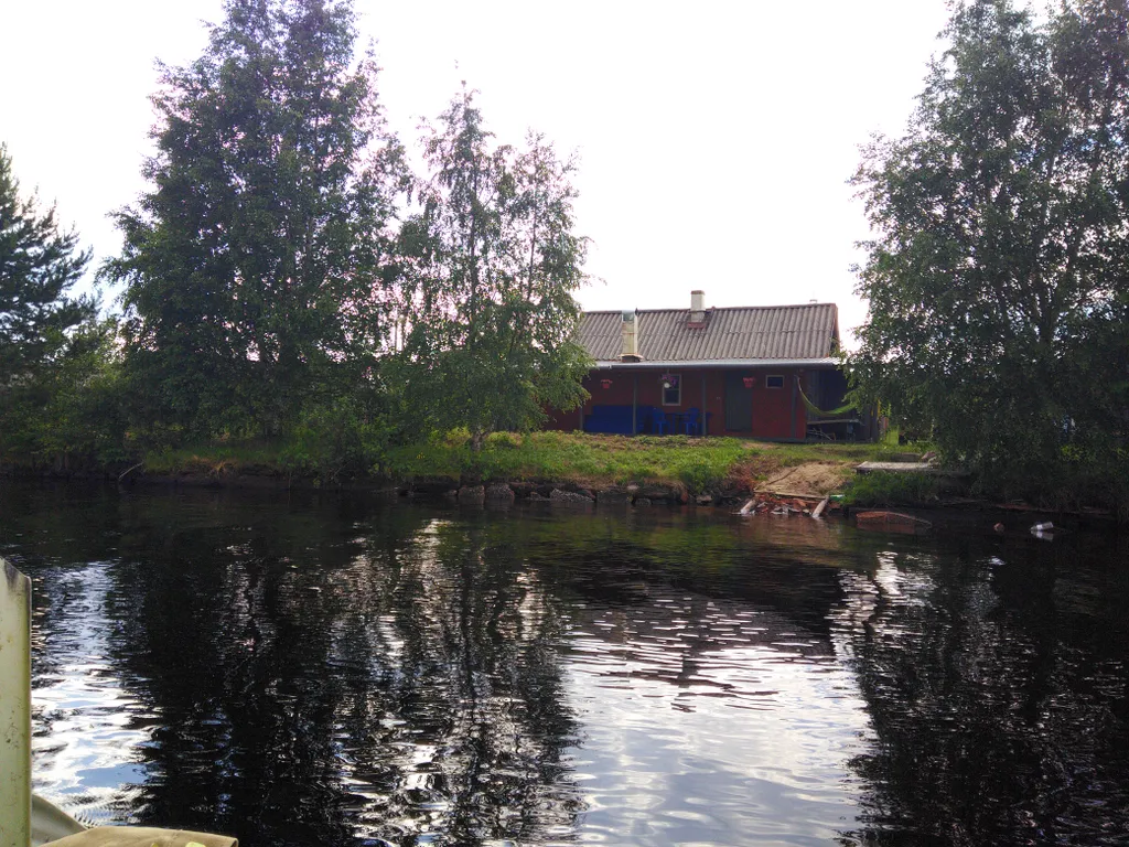 Благоустроенный дом на берегу с баней и катером