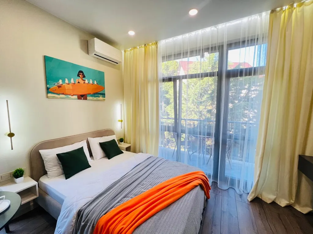 Апартаменты с балконом и бассейном на территории