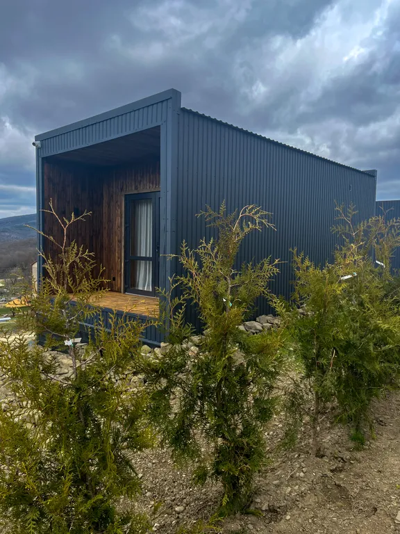 Дом с террасой на территории базы отдыха едем в горы