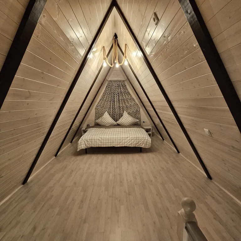 Шестиместный коттедж с изолированным участком 10 соток №1