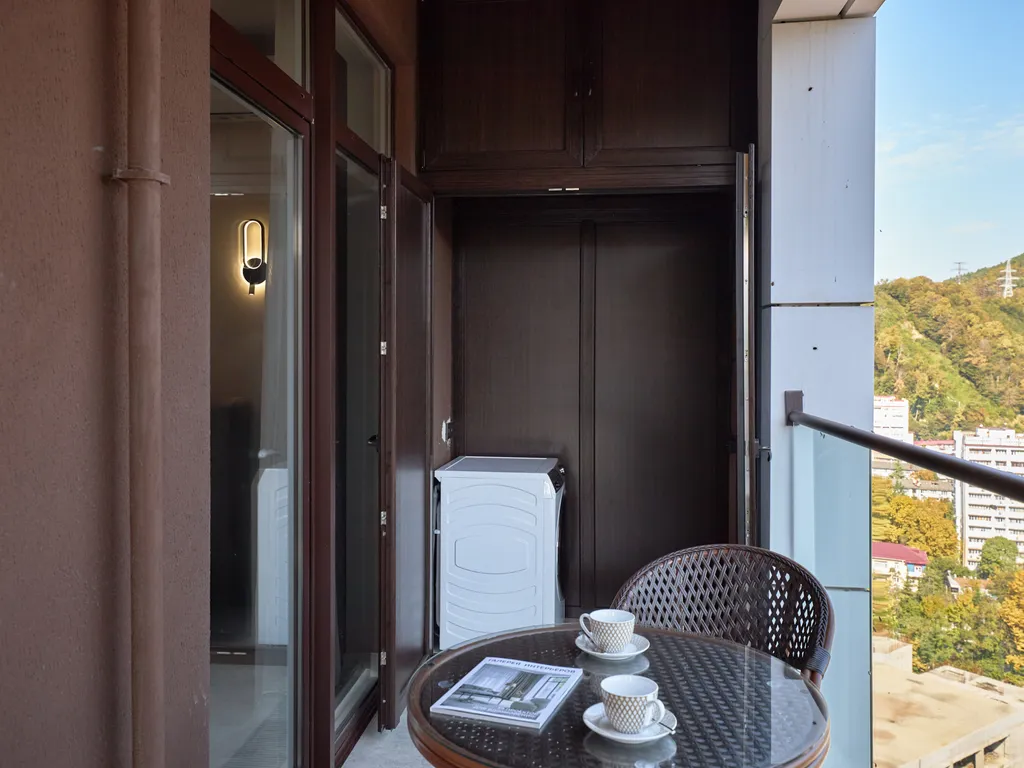 Современная, новая квартира с видом на горы