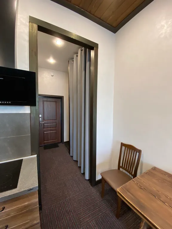 Апартаменты на Солнечной Долине с видом на пруд, горы, долину