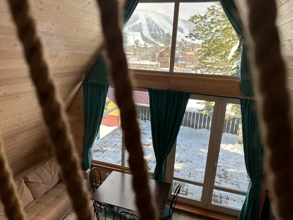 Уютный дом с красивым видом на зелёную гору