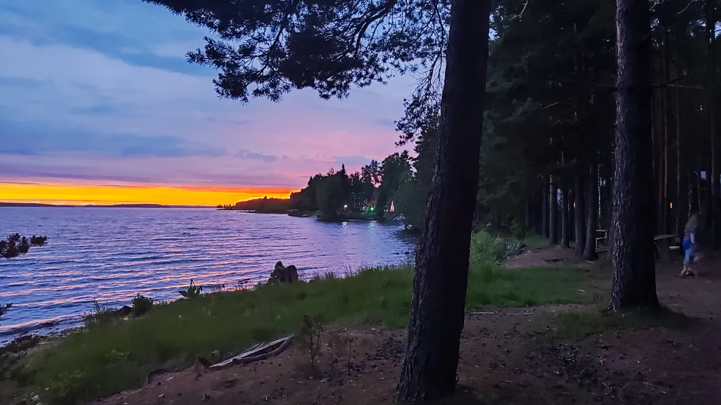 Коттедж Коттедж с баней, чаном и детской площадкой с батутом у озера, в бору — Ланино