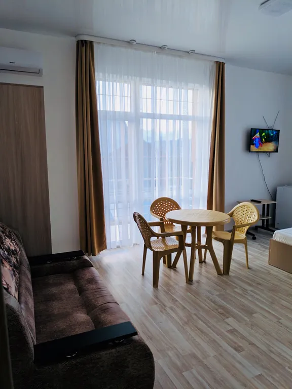 Четырёхместный номер люкс с балконом С видом на город и горы