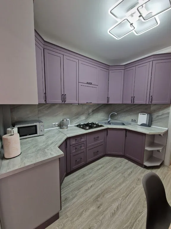 Квартира с панорамными окнами и очками виртуальной реальности