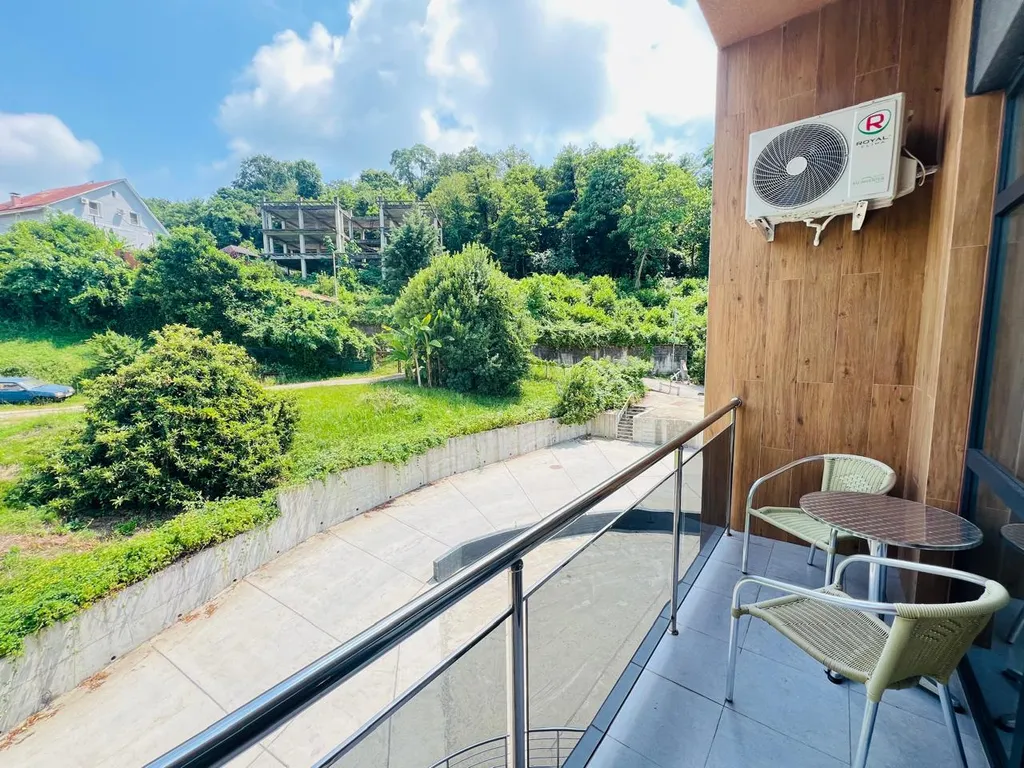 Студия с балконом и бассейном на территории