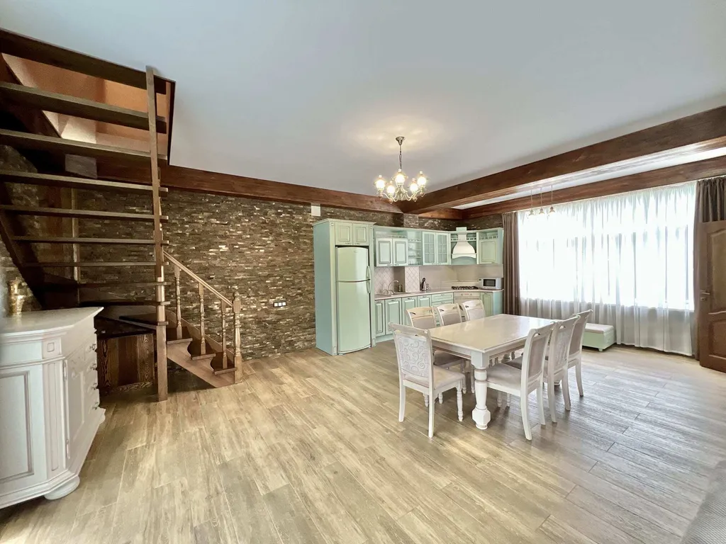 Дом в Гаспре с бассейном и беседкой