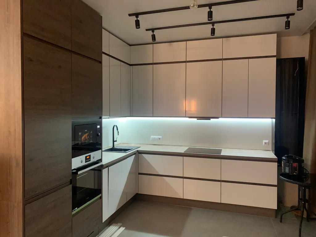 Современный коттедж на горе, в тихом месте, на границе с лесом