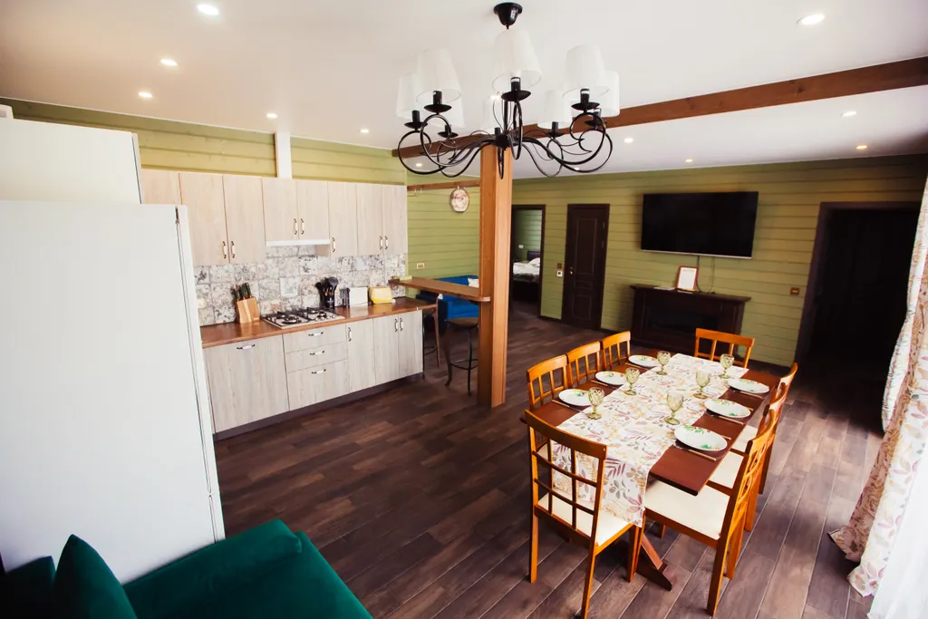 Коттедж в стиле итальянского деревенского дома с видом на озеро