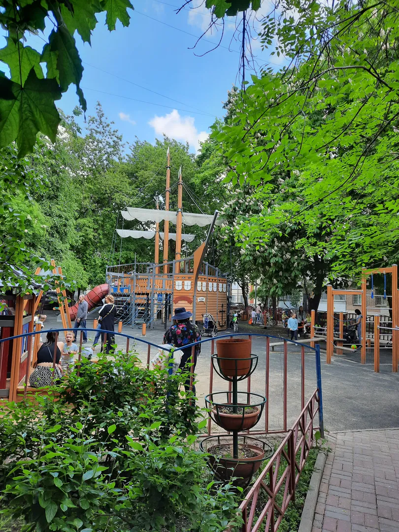 Зелёный двор с детской площадкой.
