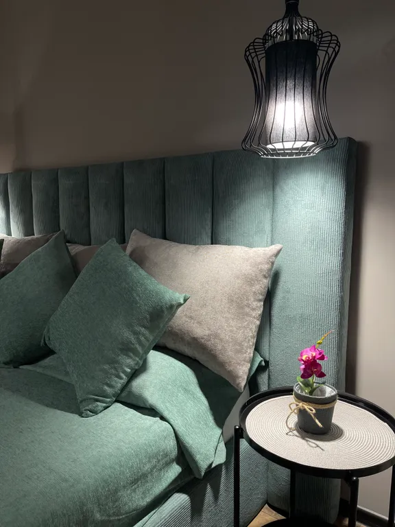 Stylish apartment with mountain and metro views