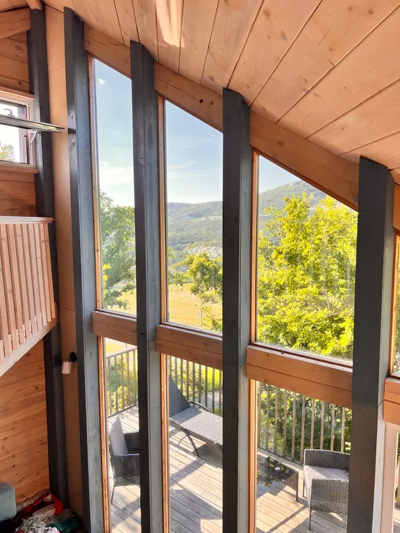 Домик среди деревьев