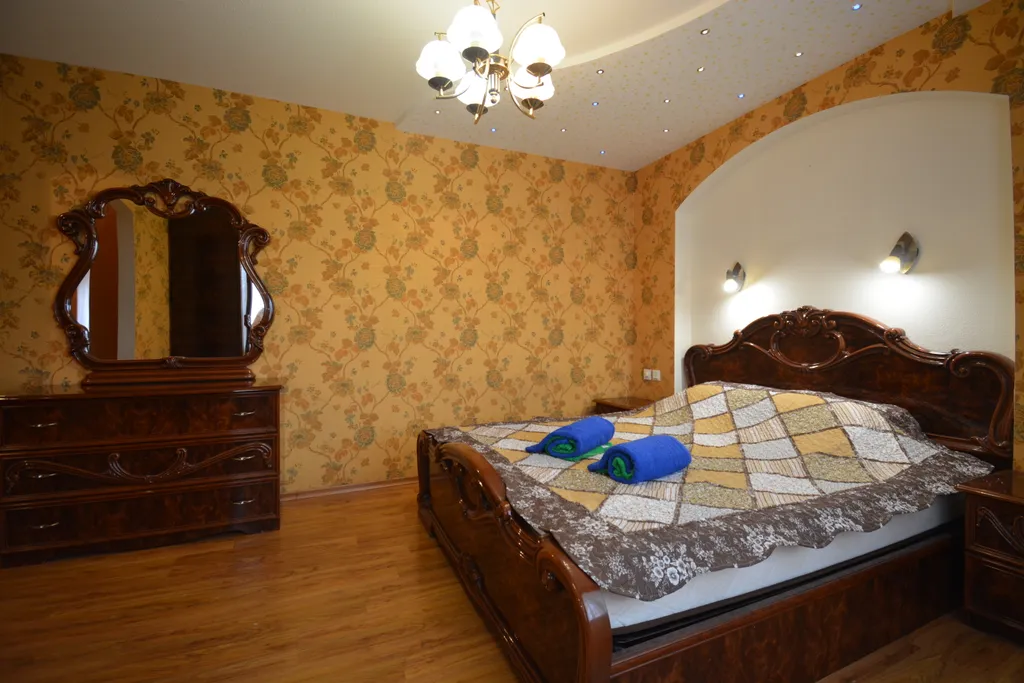 Трёхкомнатная квартира с раздельными комнатами двумя уборными и лифтом