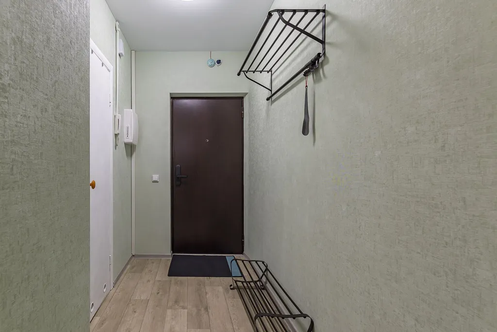 Уютная студия с качелью, у озера