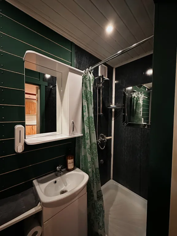 Двухэтажный дом на берегу реки Волга