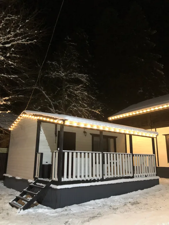 Домик в сосновом бору с видом на горы и лес