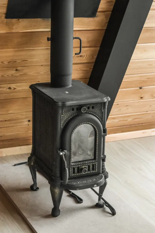 Треугольный домик на склоне горы над ручьём