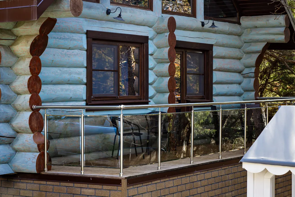 Эко-коттедж в русском стиле с панорамными окнами и террасой в лес