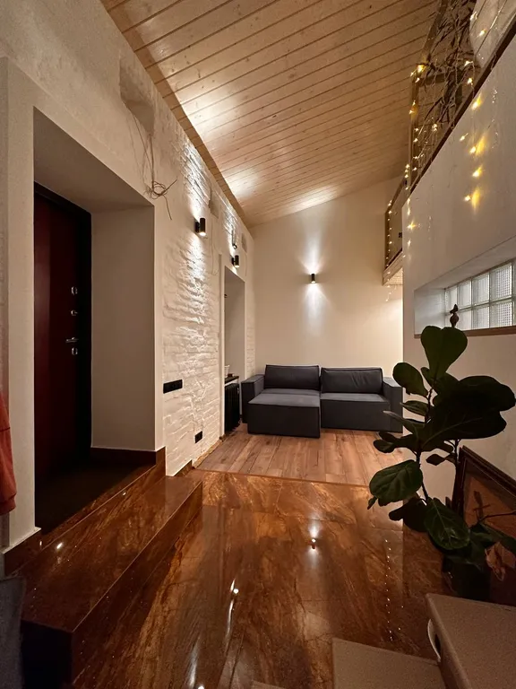 Двухуровневый номер-студия в стиле лофт с открытой ванной Нежность