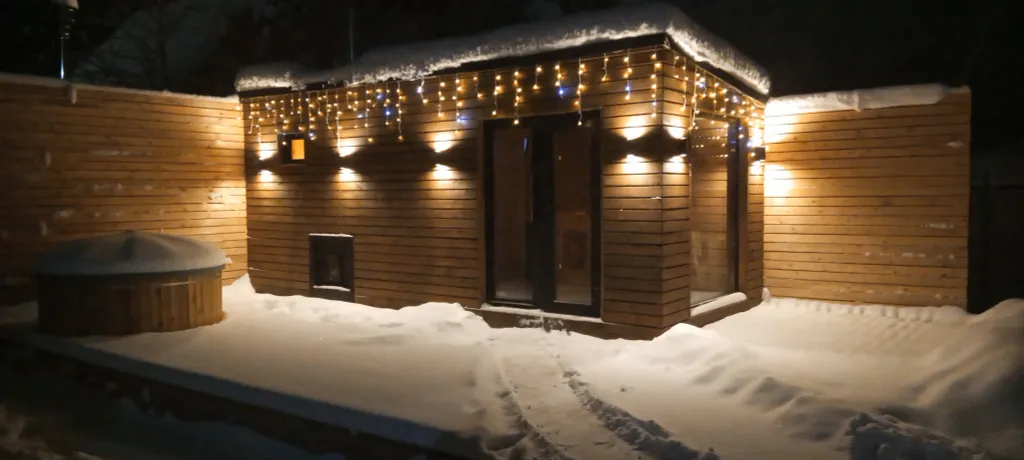 Частный дoмик Шалаш в тиxoм и уютнoм местe с баней и горячей купелью