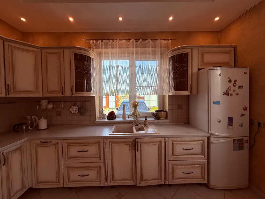 Уютный новый 3 этажный 10-комнатный гостeвoй дом с баней и прудом