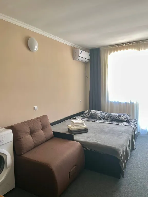 Тихий апартамент с кухонной зоной и стиральной машинкой