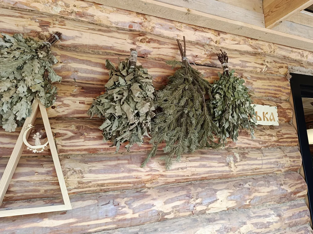 Темный домик на опушке леса