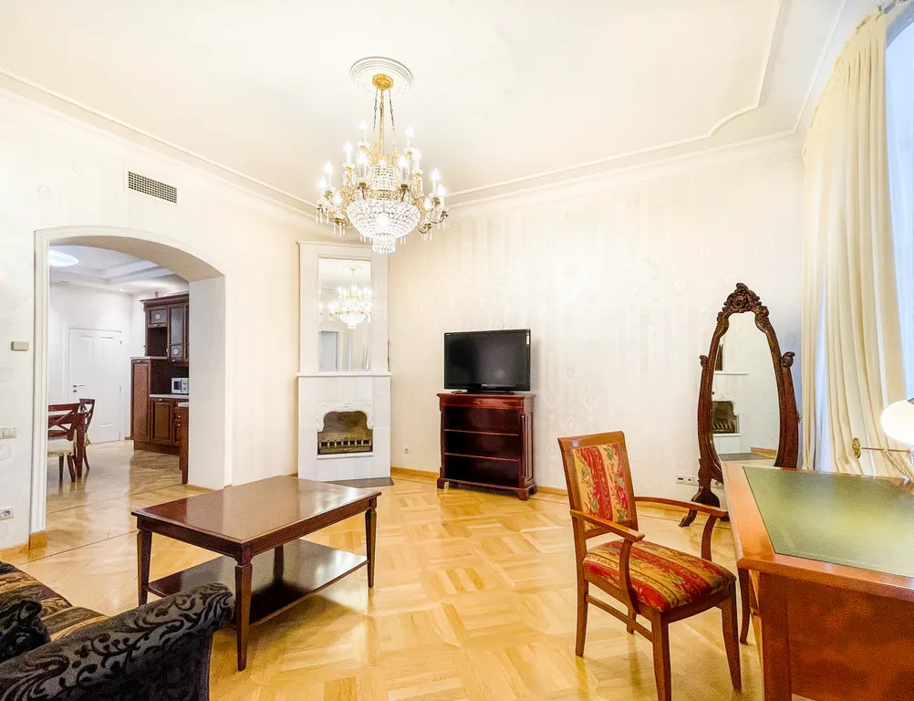 Апартамент люкс с видом на улицу