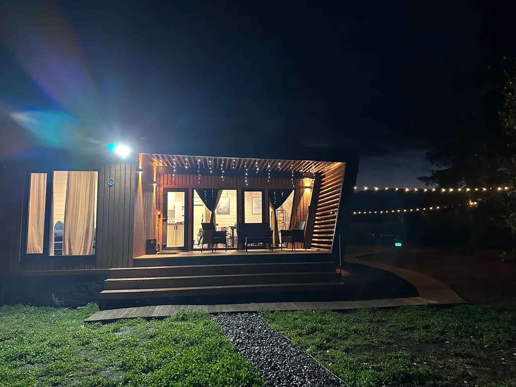 Коттедж Уютный современный дом в сосновом лесу у озера — Запорожское