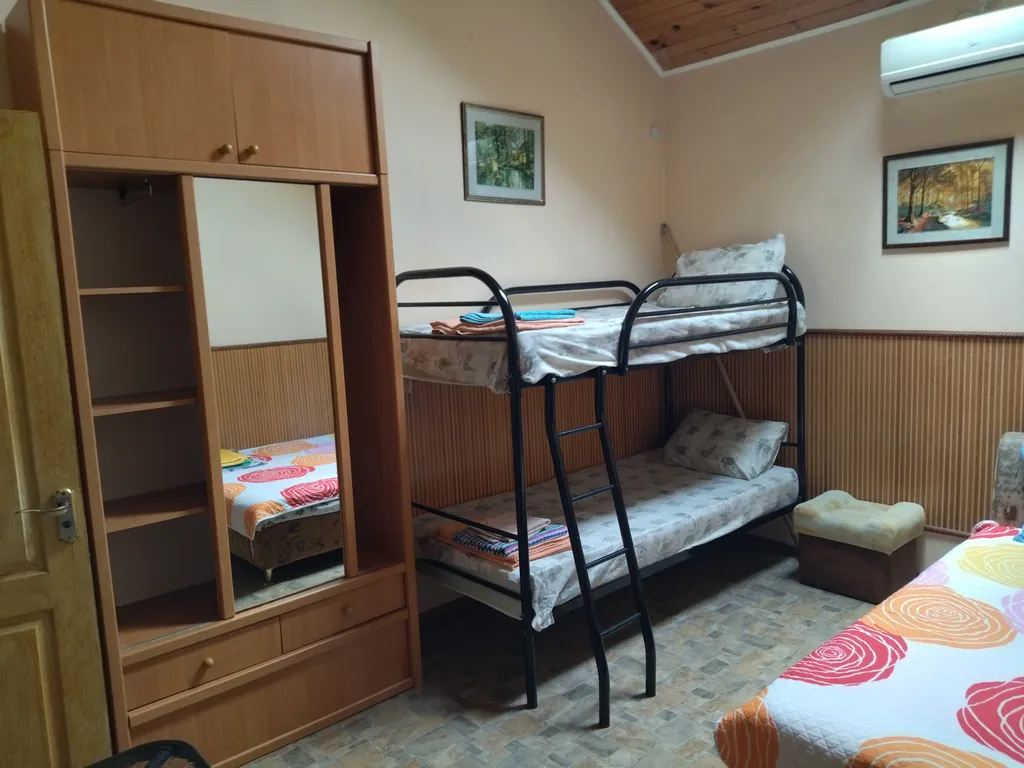 Квартира Номер с двухъярусной кроватью для детей и большая кровать для взрослых — аренда посуточно в Орджоникидзе