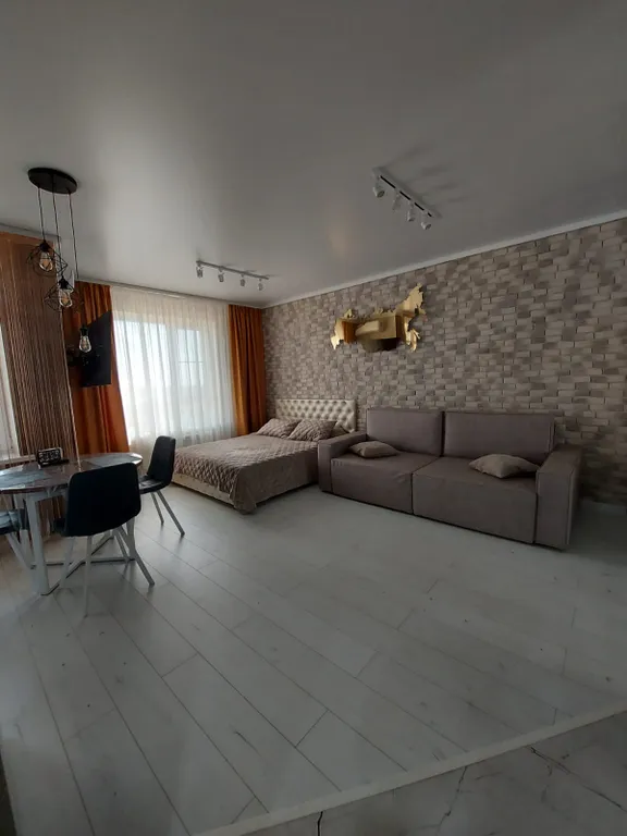 Студия Золотая карта с видом на сквер