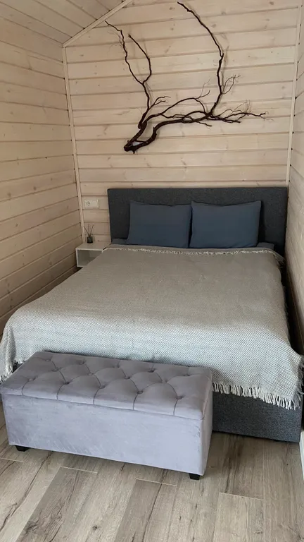 Gray дом в стиле барнхаус с видом на лес