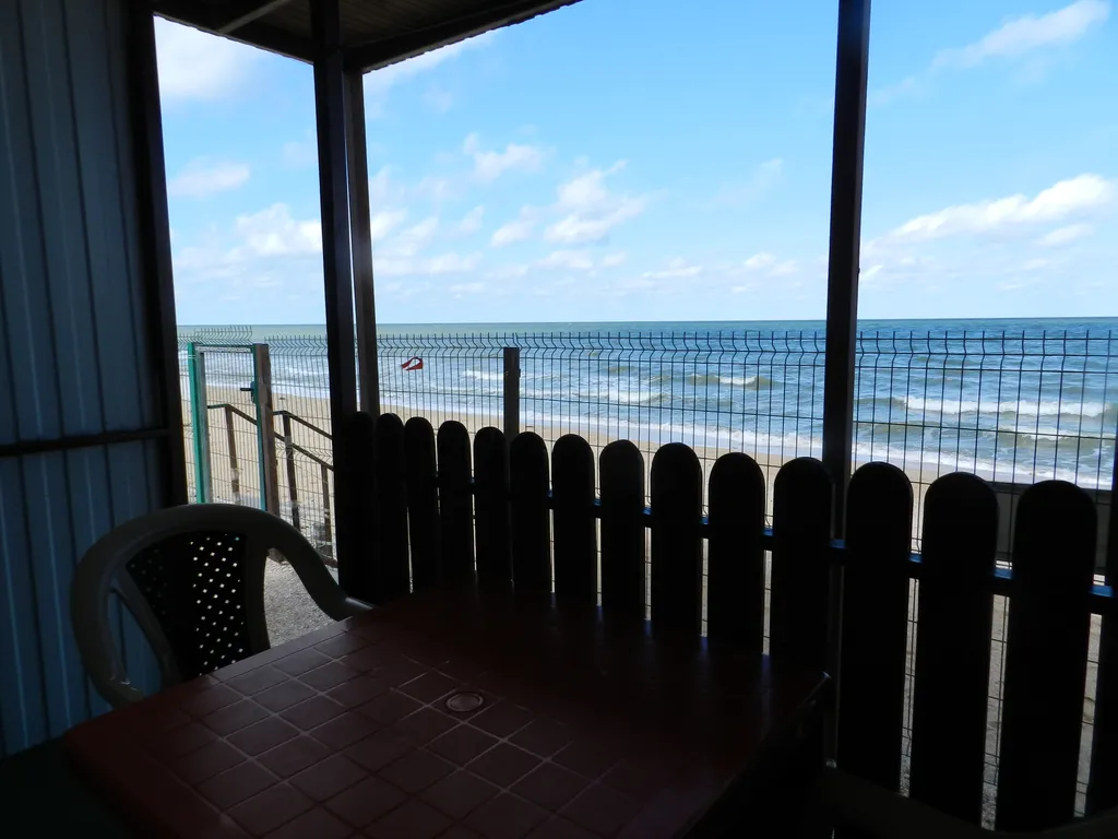 Уютная комната с видом на море