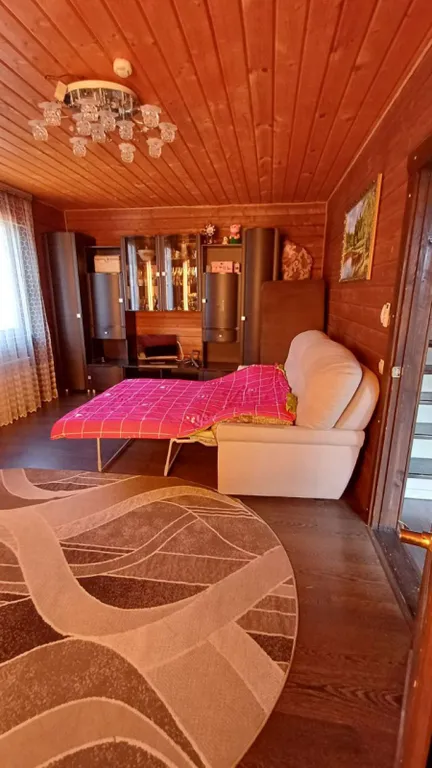 Деревянный дом в горах с видом на море