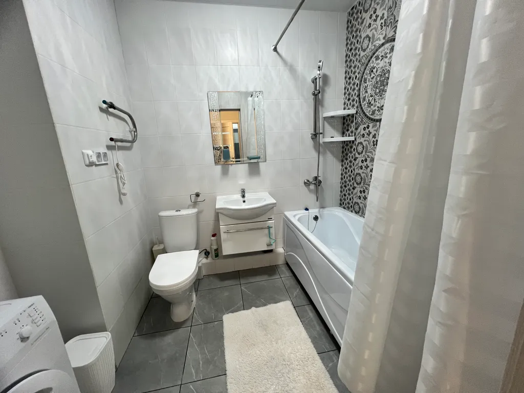 Трехкомнатная со своим выходом во двор на бассейны