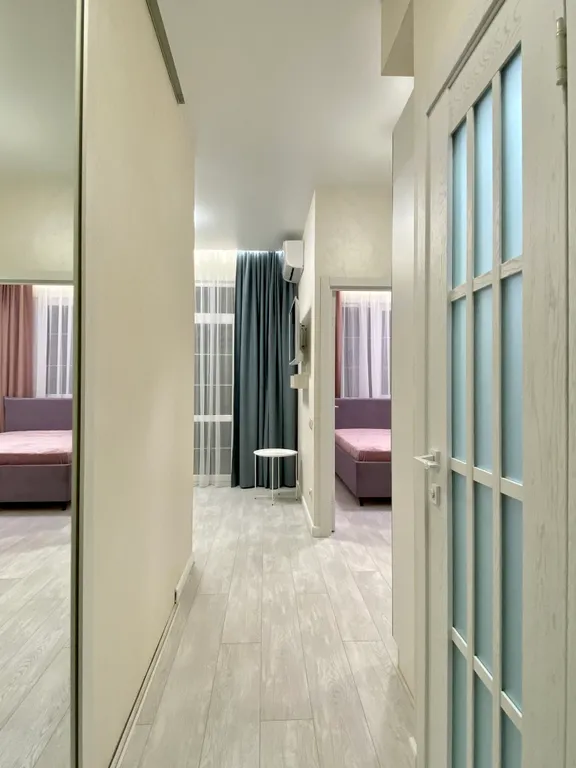 Евротрехкомнатный апартамент с балконом на первой линии