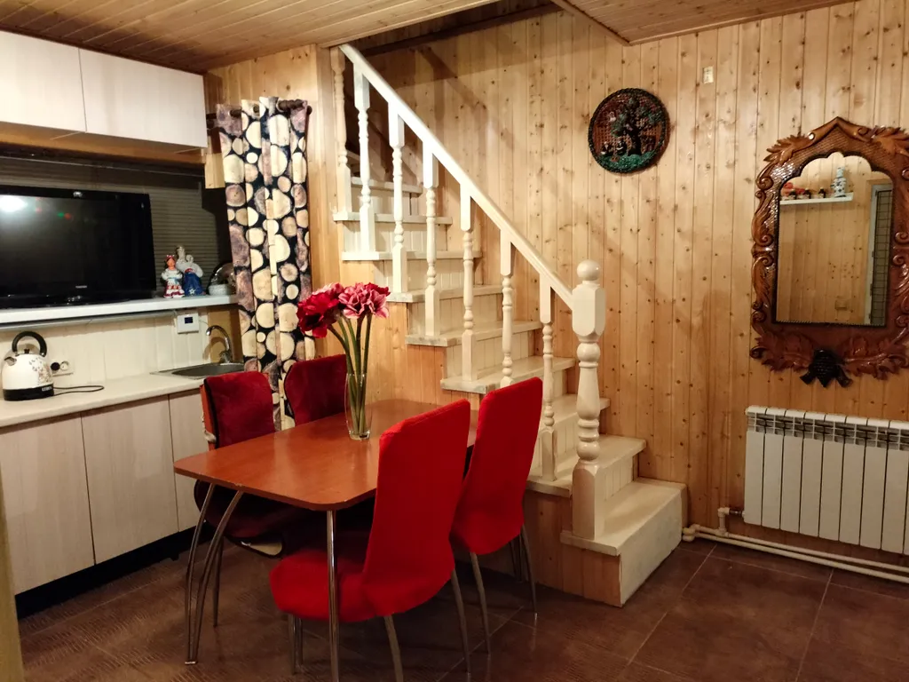 Уютный коттедж с дровяным камином, в окружении лесного массива