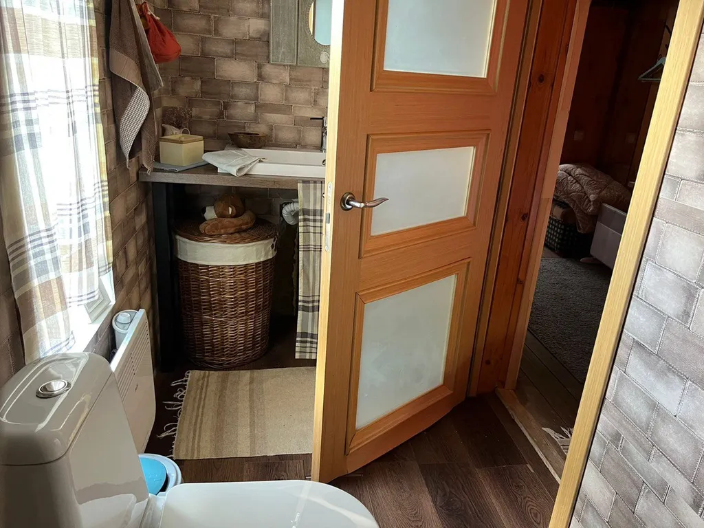 Коттедж Уютный деревянный дом с ландшафтным садом у озера — Шеметово