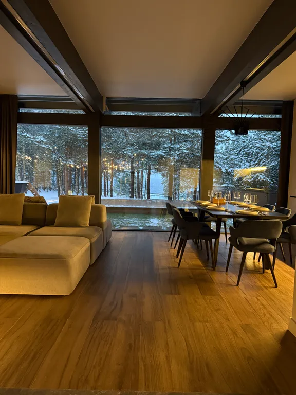 Премиальный загородный дом с теплым бассейном, на берегу