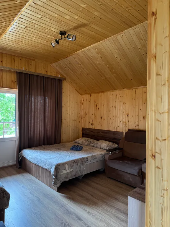 Двухэтажный деревянный коттедж с деревянной отделкой